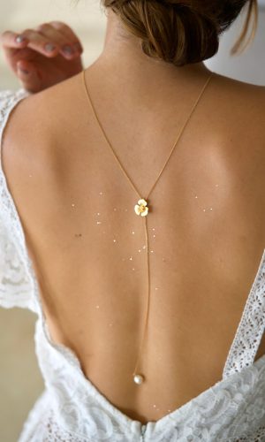 Heureuse – Collier de dos Floral Accessoires mariage The Wedding Explorer Heureuse – Collier de dos Floral Accessoires mariage The Wedding Explorer