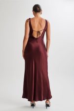 Annalise Satin Maxi Dress With Tie – Plum Robes longues invitées The Wedding Explorer