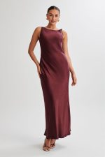 Annalise Satin Maxi Dress With Tie – Plum Robes longues invitées The Wedding Explorer