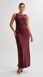 Annalise Satin Maxi Dress With Tie – Plum Robes longues invitées The Wedding Explorer