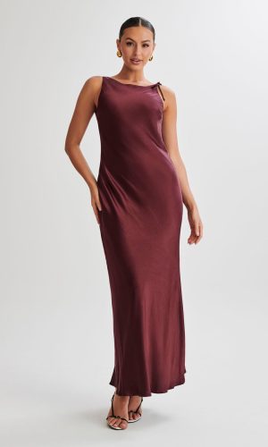 Annalise Satin Maxi Dress With Tie – Plum Robes longues invitées The Wedding Explorer