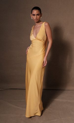 Nadia Maxi Satin Dress With Back Cowl – Lemon Robes longues invitées The Wedding Explorer