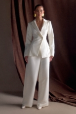 Ada Tailored Satin Blazer – Ivory Tailleurs de mariage The Wedding Explorer