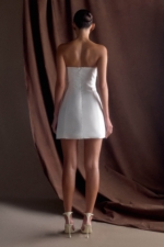 Leslie Gathered Taffeta Mini Dress – White Robes de mariée The Wedding Explorer