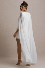 Elysium – Mini-Robe Moulante Blanche avec Cape en Chiffon Robes de mariée courtes The Wedding Explorer