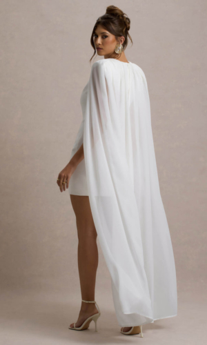 Elysium – Mini-Robe Moulante Blanche avec Cape en Chiffon Robes de mariée courtes The Wedding Explorer