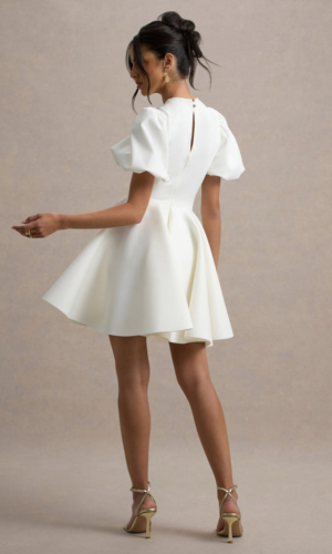 Emelia – Robe Skater Blanche à Manches Bouffantes Robes de mariée courtes The Wedding Explorer