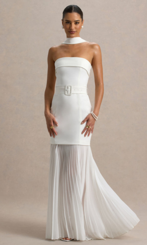 Jaquetta – Robe longue blanche ceinturée avec jupe plissée en chiffon Robes de mariée The Wedding Explorer