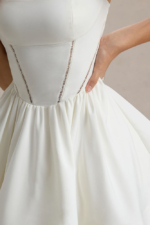 Mochi – Mini-Robe Patineuse Blanche avec Bretelles Nœud Robes de mariée courtes The Wedding Explorer