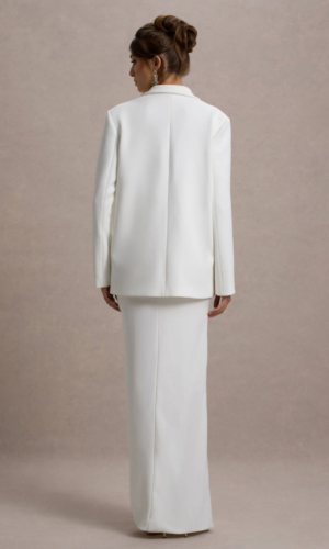 Urban – Blazer blanc à décolleté plongeant et coupe ample Tailleurs de mariage The Wedding Explorer