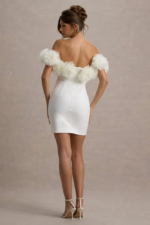 Von – Mini-robe blanche bardot avec bordures à volants Robes de mariée courtes The Wedding Explorer