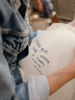 Voile brodé “Marry someone funny” Accessoires cheveux mariage The Wedding Explorer