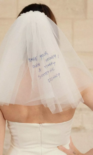 Voile brodé “Marry someone funny” Accessoires cheveux mariage The Wedding Explorer