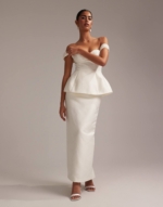 ASOS DESIGN – Robe de mariée froncée longueur mollet coupe structurée à épaules dénudées – Ivoire Robes de mariée The Wedding Explorer