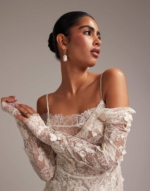 ASOS DESIGN – Robe de mariée longue en dentelle avec ourlet plongeant et et appliqués fantaisie – Ivoire Robes de mariée The Wedding Explorer