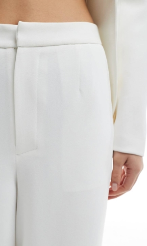 Six Stories – Pantalon large ajusté d’ensemble de mariée – Ivoire Tailleurs de mariage The Wedding Explorer