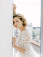 Robe de mariée mi-longue en tulle et dentelle manches moderne Robes de mariée courtes The Wedding Explorer