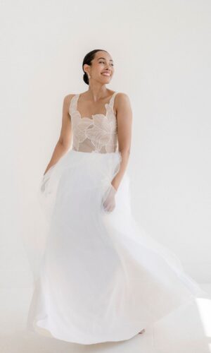 Robe de mariée bohème moderne en tulle – élégante, légère Robes de mariée The Wedding Explorer Robe de mariée bohème moderne en tulle – élégante, légère Robes de mariée The Wedding Explorer