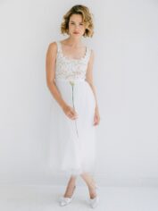 Robe de mariée mi-longue en tulle avec guipure élégante Robes de mariée courtes The Wedding Explorer