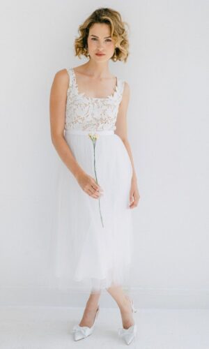 Robe de mariée mi-longue en tulle avec guipure élégante Robes de mariée courtes The Wedding Explorer Robe de mariée mi-longue en tulle avec guipure élégante Robes de mariée courtes The Wedding Explorer