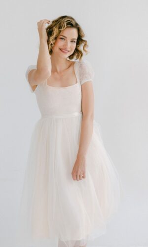 Robe de mariée mi-longue rose poudré en dentelle et tulle Robes de mariée courtes The Wedding Explorer Robe de mariée mi-longue rose poudré en dentelle et tulle Robes de mariée courtes The Wedding Explorer