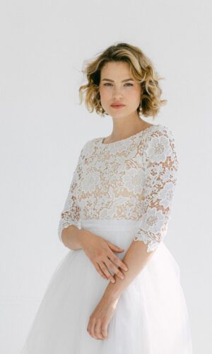 Robe de mariée mi-longue en tulle et dentelle manches moderne Robes de mariée courtes The Wedding Explorer