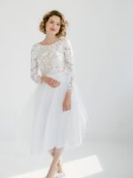 Robe de mariée mi-longue en tulle blanc cassé et dentelle florale Robes de mariée courtes The Wedding Explorer