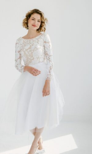 Robe de mariée mi-longue en tulle blanc cassé et dentelle florale Robes de mariée courtes The Wedding Explorer Robe de mariée mi-longue en tulle blanc cassé et dentelle florale Robes de mariée courtes The Wedding Explorer