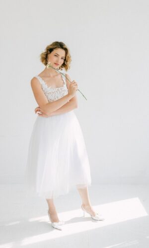 Robe de mariée mi-longue en tulle avec guipure élégante Robes de mariée courtes The Wedding Explorer