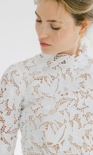 Robe de mariée col montant mi-longue en guipure et tutu Robes de mariée courtes The Wedding Explorer