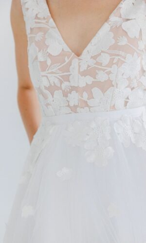 Robe de mariée alternative colorée en tulle et guipure blanche Robes de mariée The Wedding Explorer