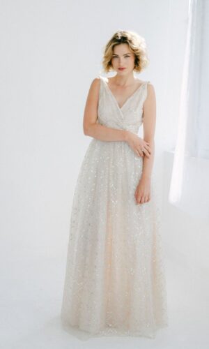 Robe de mariée scintillante champagne en tulle à sequins – élégance bohème chic Robes de mariée The Wedding Explorer Robe de mariée scintillante champagne en tulle à sequins – élégance bohème chic Robes de mariée The Wedding Explorer
