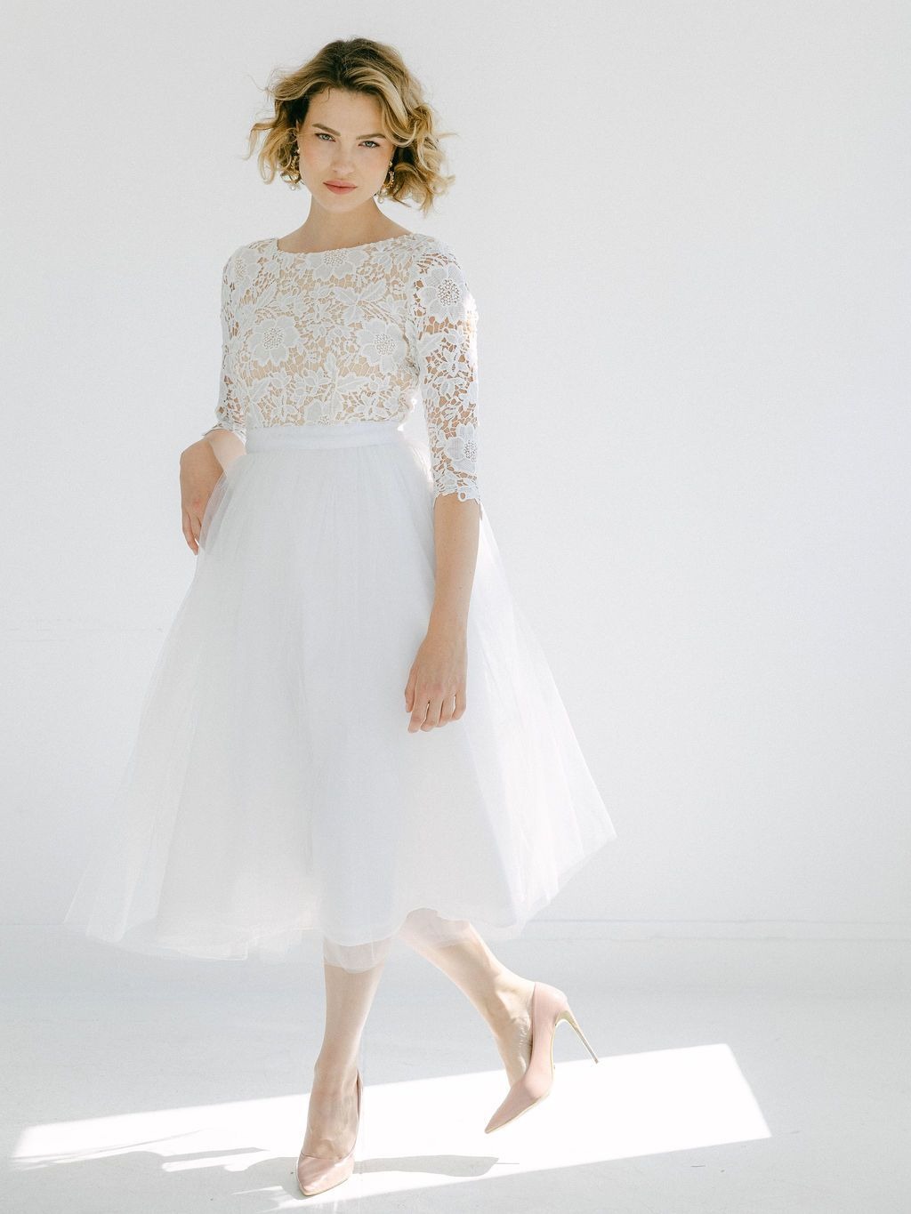 Robe de mariée mi-longue en tulle et dentelle manches moderne Robes de mariée courtes The Wedding Explorer