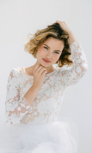 Robe de mariée mi-longue en tulle blanc cassé et dentelle florale Robes de mariée courtes The Wedding Explorer