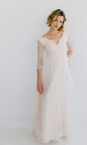 Robe de mariée en dentelle et tulle pastel rose poudré Robes de mariée The Wedding Explorer Robe de mariée en dentelle et tulle pastel rose poudré Robes de mariée The Wedding Explorer