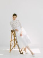 Robe de mariée col montant mi-longue en guipure et tutu Robes de mariée courtes The Wedding Explorer