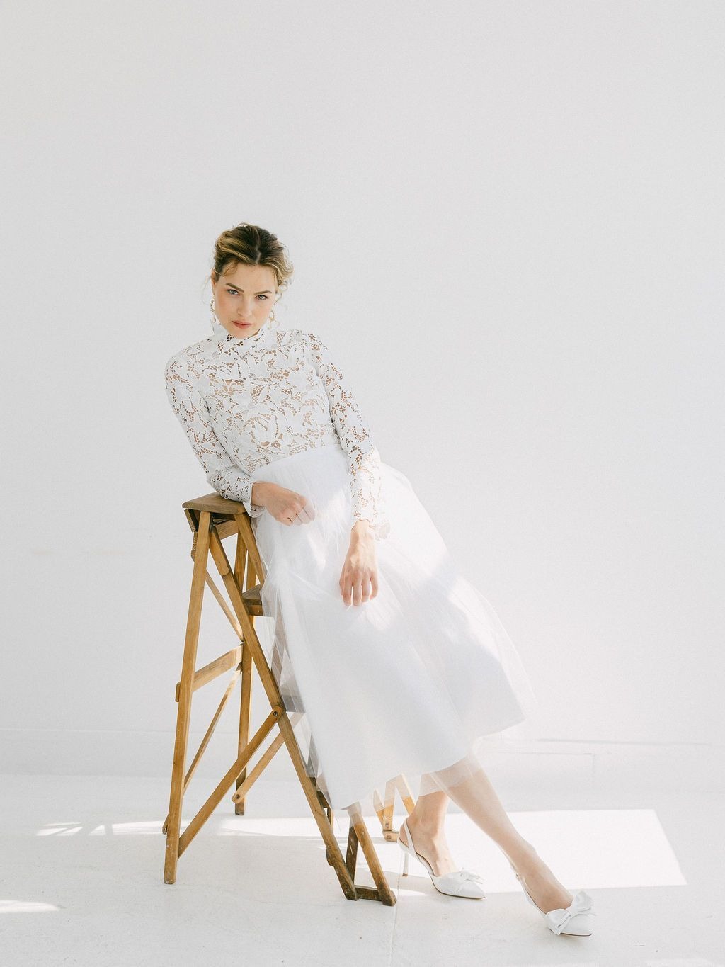 Robe de mariée col montant mi-longue en guipure et tutu Robes de mariée courtes The Wedding Explorer