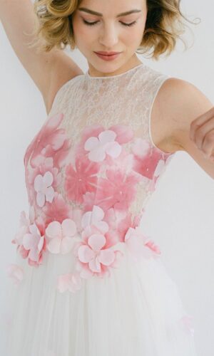 Robe de mariée alternative en dentelle de Chantilly et tulle à fleurs 3D Robes de mariée The Wedding Explorer