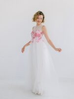 Robe de mariée alternative en dentelle de Chantilly et tulle à fleurs 3D Robes de mariée The Wedding Explorer