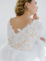 Robe de mariée mi-longue en tulle et dentelle manches moderne Robes de mariée courtes The Wedding Explorer