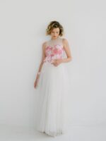 Robe de mariée alternative en dentelle de Chantilly et tulle à fleurs 3D Robes de mariée The Wedding Explorer