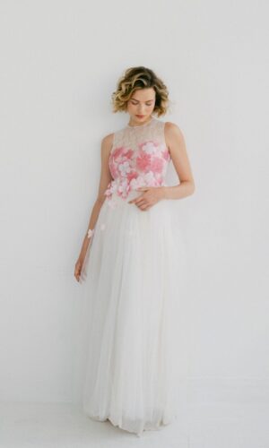 Robe de mariée alternative en dentelle de Chantilly et tulle à fleurs 3D Robes de mariée The Wedding Explorer Robe de mariée alternative en dentelle de Chantilly et tulle à fleurs 3D Robes de mariée The Wedding Explorer