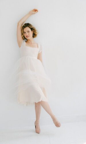 Robe de mariée mi-longue rose poudré en dentelle et tulle Robes de mariée courtes The Wedding Explorer