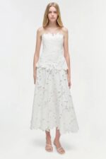 Audrey Embroidered Midi Dress Accessoires cheveux mariage The Wedding Explorer