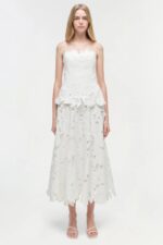 Audrey Embroidered Midi Dress Accessoires cheveux mariage The Wedding Explorer